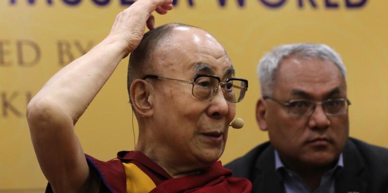 Скандал и с Далай Лама. Замесено е момче (ВИДЕО)